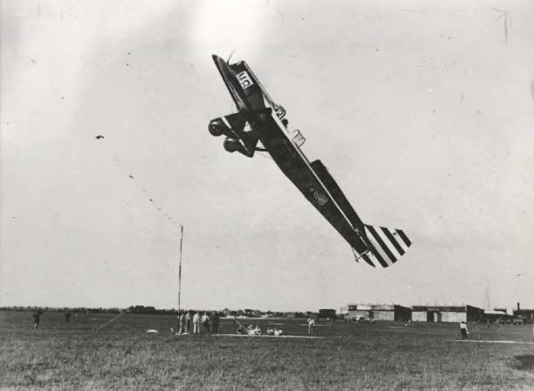 Berlino - Campo volo di Stachen - Manifestazione aviatoria - Giro Aereo d'Europa del 1933 - Aereo Breda Ba.33 in decollo