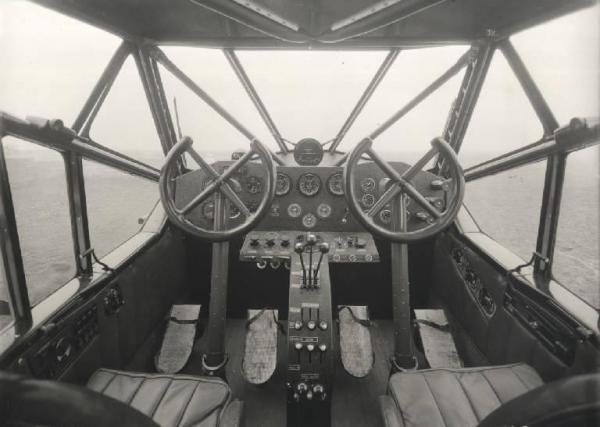 Ernesto Breda (Società) - Aereo monoplano trimotore da trasporto passeggeri ad ala bassa tipo Breda Ba.32 - Cabina di guida