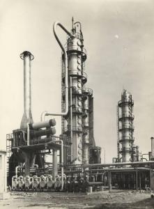 Ravenna - Raffineria di petrolio della Società Azionaria Raffinazione di Minerali (Sarom) - Colonne di distillazione
