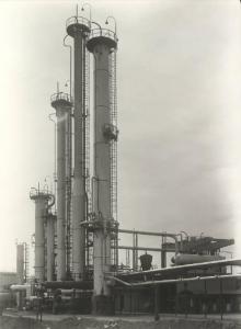 Ravenna - Raffineria di petrolio della Società Azionaria Raffinazione di Minerali (Sarom) - Colonne di distillazione