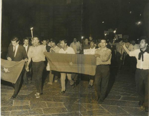 Milano - Manifestazione per il Vietnam - Corteo notturno di giovani con striscioni - Bandiere - Torce