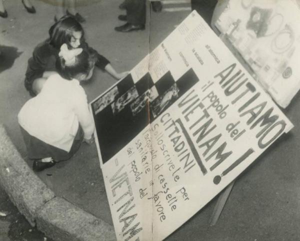 Milano - Manifestazione a sostegno del Vietnam - Bambine osservano un cartello per la raccolta fondi