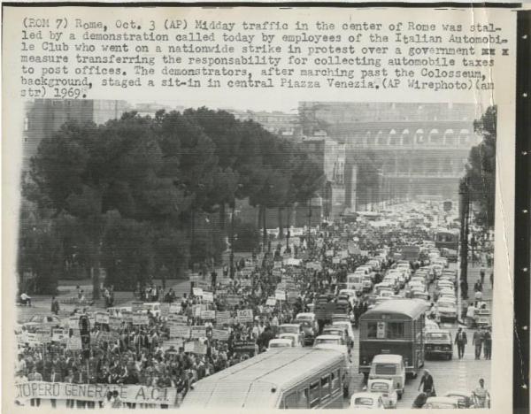 Roma - Via dei Fori Imperiali - Sciopero nazionale dei lavoratori dell'ACI - Corteo di protesta con cartelli e striscioni - Traffico - Sullo sfondo il Colosseo