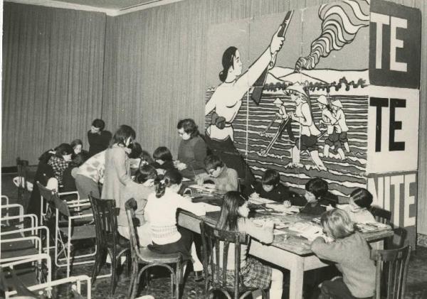 Venezia - Ca' Giustinian: interno - Manifestazione ex tempore pro Vietnam - Bambini seduti intorno a un tavolo disegnano - Cartellone con disegno