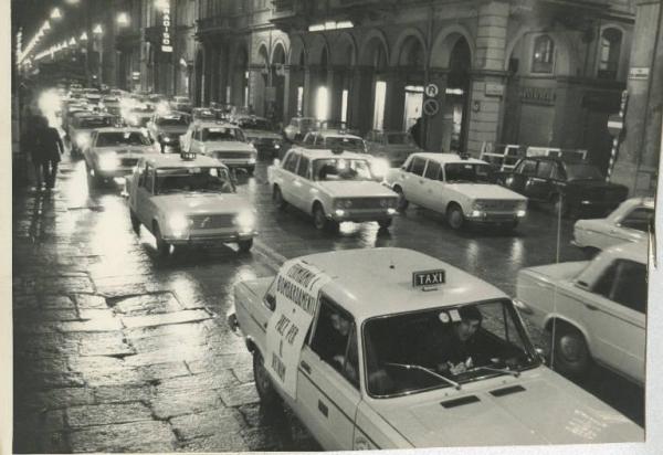 Bologna - Manifestazione notturna per il Vietnam - Corteo di taxi - Cartelli sui fianchi delle automobili