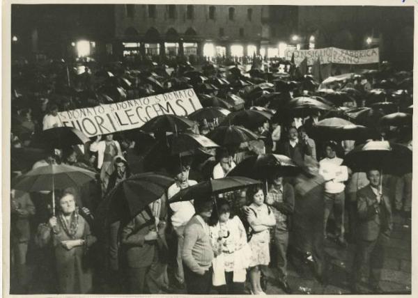 Bologna - Piazza Maggiore - Manifestazione notturna antifascista - Folla con striscioni - Ombrelli