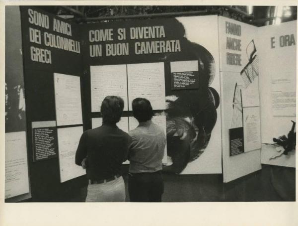 Bologna - Mostra sul fascismo "Dossier nero" - Due uomini osservano dei pannelli