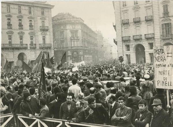 Torino - Manifestazione antifascista - Corteo con striscioni, cartelli e bandiere - Palazzi