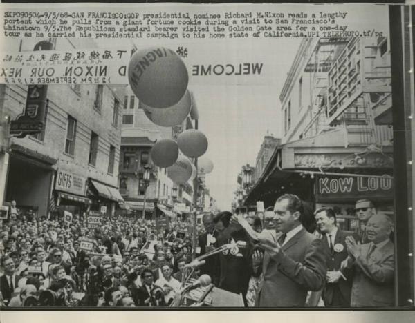 San Francisco (California) - Elezioni presidenziali negli Stati Uniti d'America 1968 - Chinatown - Richard Nixon parla alla comunità cinese - Striscioni e insegne