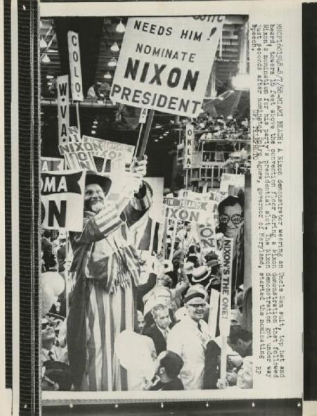 Miami Beach (Florida) - Elezioni presidenziali negli Stati Uniti d'America 1968 - Convention repubblicana - Uomo in costume da zio Sam - Cartelli