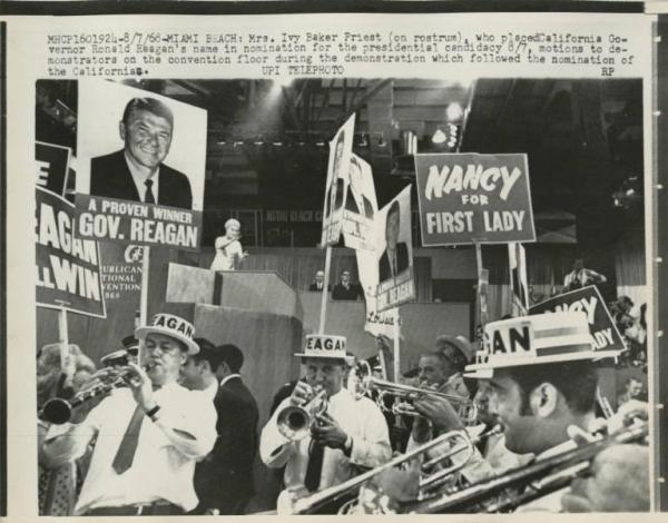 Miami Beach (Florida) - Elezioni presidenziali negli Stati Uniti d'America 1968 - Convention repubblicana - Ivy Baker Priest parla da un palco - Cartelli - Musicisti