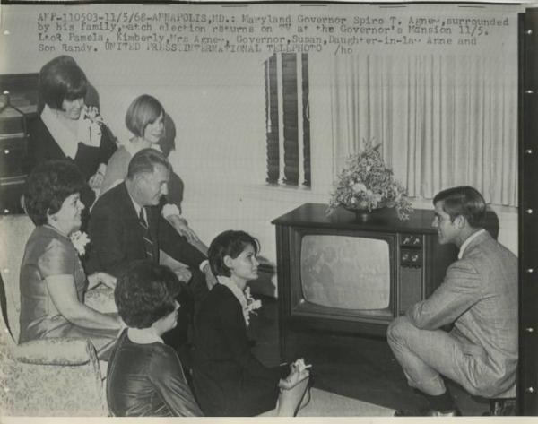 Annapolis (Maryland) - Elezioni presidenziali negli Stati Uniti d'America 1968 - Casa del governatore: interno - Ritratto di gruppo - Spiro Agnew e famiglia seguono i risultati delle elezioni alla televisione