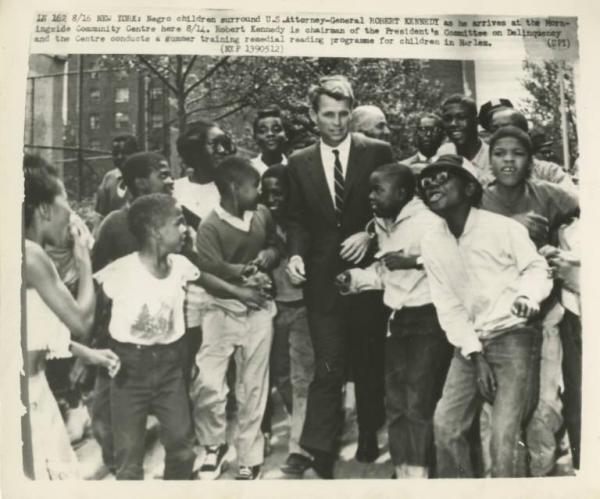 New York - Harlem - Robert Kennedy visita Morningside Commuty Center circondato da bambini afroamericani