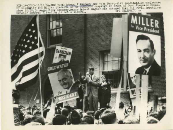New York - Good Sheperd School: esterno - Robert Kennedy attorniato dai figli parla alla folla - Cartelli - Bandiera americana