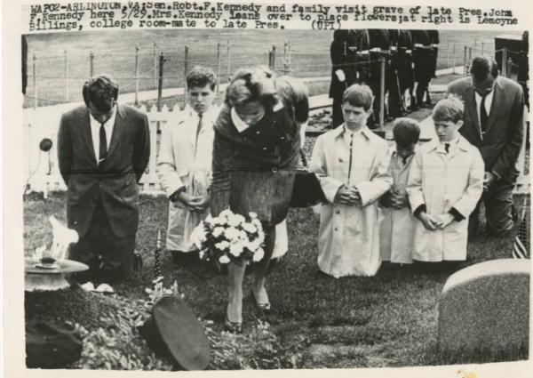 Arlington (Virginia) - Robert Kennedy, la moglie Ethel, quattro loro figli e Lemoyne Billings, visitano la tomba del Presidente J.F. Kennedy - Militari