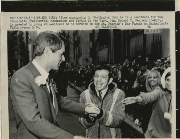 New York - Manhattan - Quinta Strada - Robert Kennedy stringe la mano a un ammiratore durante la sfilata nel giorno di San Patrizio
