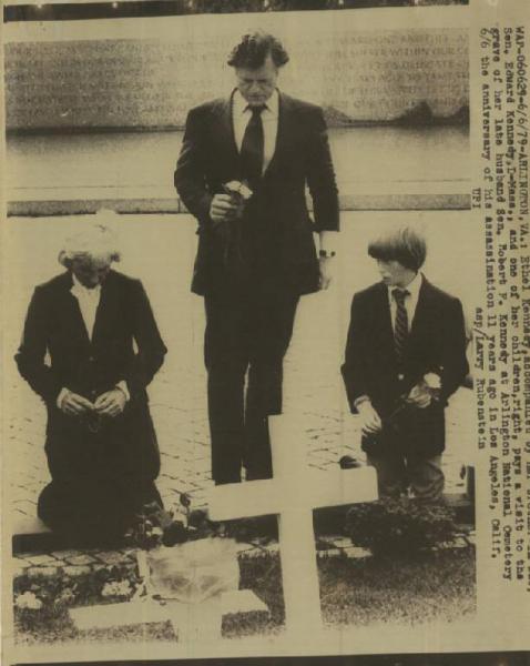 Arlington (Virginia) - Ethel Kennedy, uno dei suoi figli e Edward Kennedy sulla tomba di Robert Kennedy - Celebrazioni