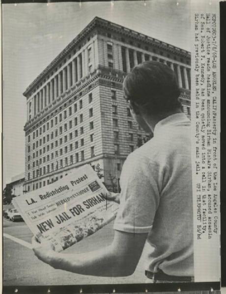 Los Angeles - Omicidio di Robert Kennedy - Palazzo di Giustizia: esterno - Uomo tiene in mano un giornale che annuncia il cambio di prigione per Sirhan B. Sirhan