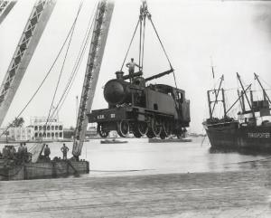Porto di Genova - Imbarco della locomotiva E.S.R. 122 per le Ferrovie dell'Egitto costruita dalla Breda