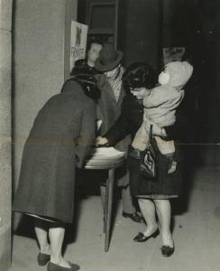 Milano - Ditta FACE - Raccolta di firme per il Vietnam - Donne che firmano - Bambino
