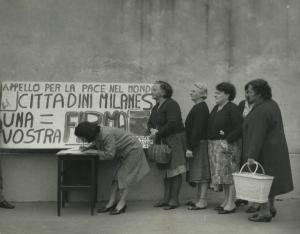 Milano - Raccolta di firme per la pace nel mondo - Donne in fila attendono di firmare la petizione - Striscione