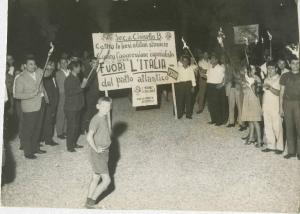 Cinisello Balsamo - Manifestazione contro la guerra in Vietnam - Presidio - Folla con torce accese - Cartelli