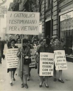 Milano - Manifestazione per il Vietnam - Corteo di donne recanti cartelli di protesta