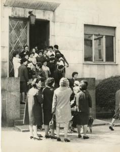 Milano - Via Palermo - Sciopero delle lavoratrici dell'OMNI - Donne escono dall'asilo