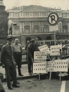 Milano - Piazza della Scala - Sciopero dei posteggiatori - Presidio di lavoratori in divisa con cartelli di protesta