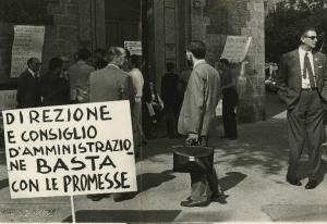 Milano - Sciopero degli sperimentatori - Presidio davanti a un edificio di Città Studi - Striscioni e cartelli