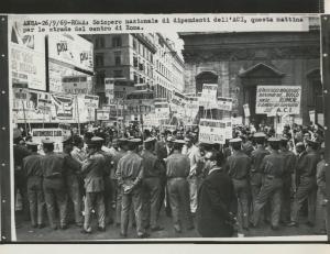 Roma - Sciopero dei dipendenti ACI - Corteo e presidio dei lavoratori - Forze dell'ordine - Insegne e cartelli