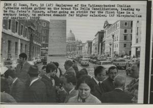 Roma - Via dei Fori Imperiali - Sciopero dei lavoratori dell'Azione Cattolica Italiana - Presidio - Sullo sfondo palazzi e San Pietro