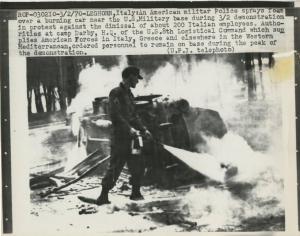 Livorno - Sciopero lavoratori dipendenti NATO - Disordini - Automobile in fiamme - Polizia militare americana
