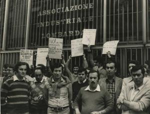 Milano - Associazione Industriale Lombarda - Sciopero dei lavoratori piazzisti - Ritratto di gruppo - Lavoratori in presidio davanti all'ingresso - Cartelli