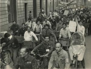 Milano - Sciopero lavoratori delle agenzie di recapito - Corteo in una via del centro - Lavoratori con i propri mezzi di trasporto - Striscioni e cartelli
