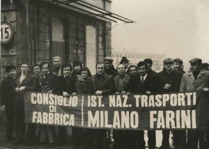 Milano - Sciopero degli autisti INT - Ritratto di gruppo - Lavoratori in presidio - Striscione del Consiglio di Fabbrica