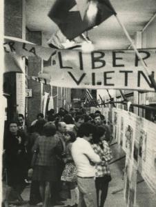 Seregno - Portici - Mostra fotografica sul Vietnam - Folla osserva dei pannelli - Bandiere e striscioni