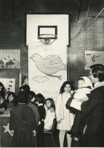 San Giuliano Milanese - Scuola elementare: palestra - Bambini durante una manifestazione per la pace in Vietnam - Cartello con disegno di colomba