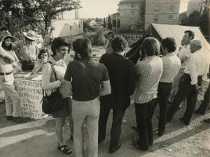 Bologna - Quartiere San Donato - Solidarietà per il Vietnam - Raccolta fondi per ospedale ad Hanoi - Presidio in tenda - Persone ascoltano un oratore