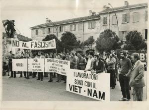 Vimercate - Piazza Unità d'Italia - Manifestazione dei metalmeccanici contro il fascismo e per il Vietnam - Presidio - Striscioni - Monumento