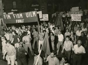 Bologna - Manifestazione per il Vietnam - Corteo notturno con cartelli e bandiere - Striscione di Fim Fiom Uilm di Forlì - Insegne