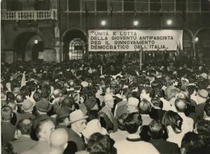 Modena - Piazza Grande - Manifestazione notturna di giovani comunisti contro il fascismo - Palco con oratori - Folla - Striscione