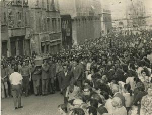 Parma - Funerali di Mario Lupo - Bara portata a spalla - Folla con bandiere