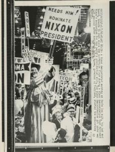 Miami Beach (Florida) - Elezioni presidenziali negli Stati Uniti d'America 1968 - Convention repubblicana - Uomo in costume da zio Sam - Cartelli