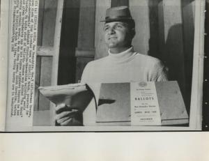 Dixville Notch (New Hampishire) - Elezioni presidenziali negli Stati Uniti d'America 1968 - Il sindaco Norman Greene prepara l'urna per le votazioni