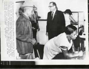 Raymond (Mississippi) - Elezioni presidenziali negli Stati Uniti d'America 1968 - Due elettori attendono di votare alle primarie