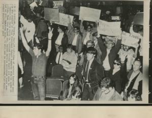 Portland (Oregon) - Elezioni presidenziali negli Stati Uniti d'America 1968 - Giovani contestano Hubert Humphrey a una manifestazione del Partito Democratico - Cartelli