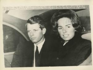 Regno Unito - Chequers - Robert Kennedy e la moglie Ethel si recano in visita dal primo ministro britannico presso la sua residenza di campagna - Ritratto di coppia -
