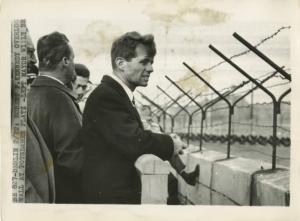 Berlino Ovest - Muro di Berlino - Potsdamer Platz - Visita di Robert Kennedy accompagnato dal sindaco Willy Brandt (a sinistra)