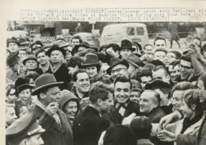Berlino Ovest - Robert Kennedy stringe la mano ai Berlinesi accorsi per salutarlo - Folla